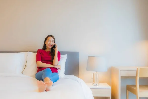 Porträt Schöne Junge Asiatin Benutzt Smartphone Auf Bett Schlafzimmer — Stockfoto
