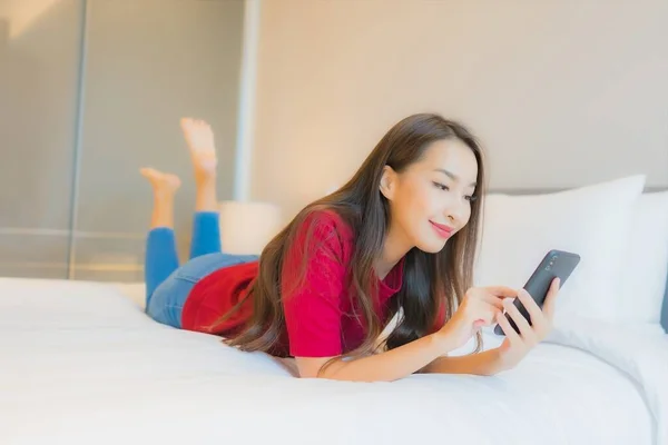 Retrato Hermosa Joven Mujer Asiática Uso Inteligente Teléfono Móvil Cama — Foto de Stock