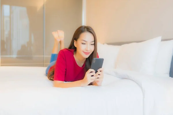 Porträt Schöne Junge Asiatin Benutzt Smartphone Auf Bett Schlafzimmer — Stockfoto