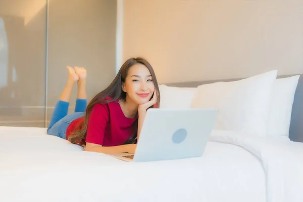 Retrato Hermosa Joven Mujer Asiática Uso Ordenador Portátil Cama Interior —  Fotos de Stock