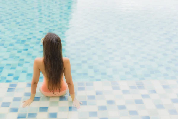 Retrato Bonito Jovem Asiático Mulher Relaxar Sorriso Lazer Redor Piscina — Fotografia de Stock