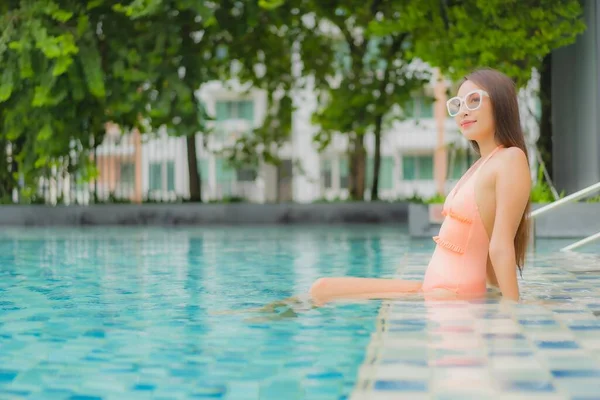 Retrato Bonito Jovem Asiático Mulher Relaxar Sorriso Lazer Redor Piscina — Fotografia de Stock