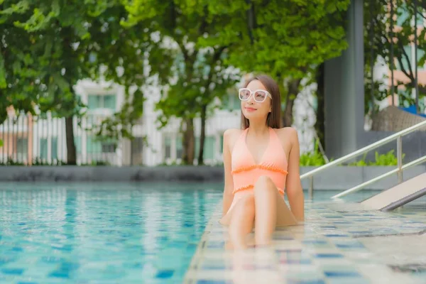 Retrato Bonito Jovem Asiático Mulher Relaxar Sorriso Lazer Redor Piscina — Fotografia de Stock