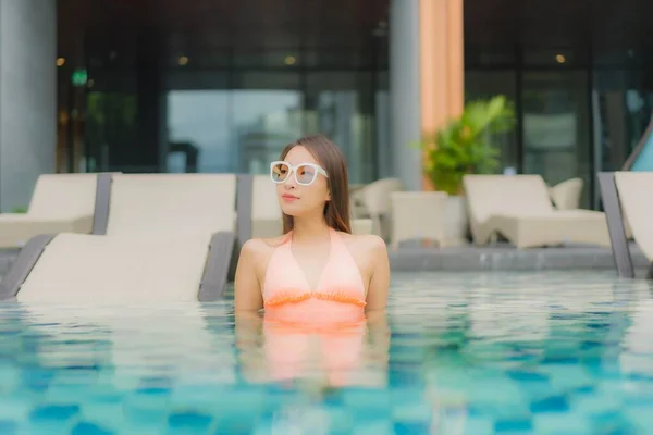 Retrato Bonito Jovem Asiático Mulher Relaxar Sorriso Lazer Redor Piscina — Fotografia de Stock