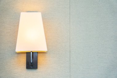 Odanın iç duvarında lamba süslemesi