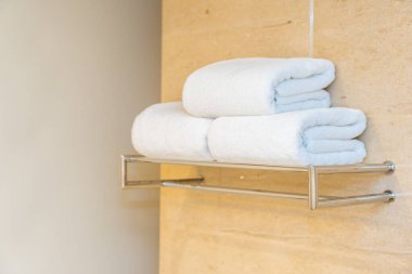 Banyoda kullanıma hazır beyaz havlu.