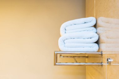 Banyoda kullanıma hazır beyaz havlu.