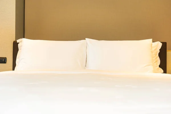 Branco Travesseiro Confortável Cobertor Cama Com Luz Lâmpada Decoração Interior — Fotografia de Stock