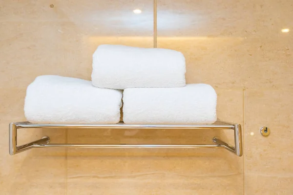 Toalha Confortável Branca Banheiro Pronto Para Uso — Fotografia de Stock
