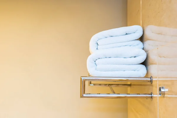 Bílý Pohodlný Ručník Koupelně Připraven Použití — Stock fotografie