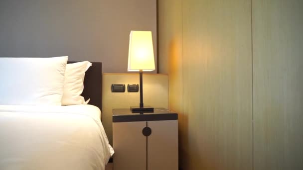 záběry luxusně zařízené ložnice v hotelu