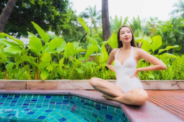 美しい若いアジアの女性の肖像ホテルリゾートで屋外スイミングプールの周りの笑顔のレジャーをリラックス — ストック写真