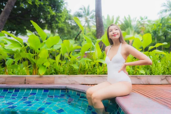 Retrato Bonito Jovem Asiático Mulher Relaxar Sorriso Lazer Redor Piscina — Fotografia de Stock