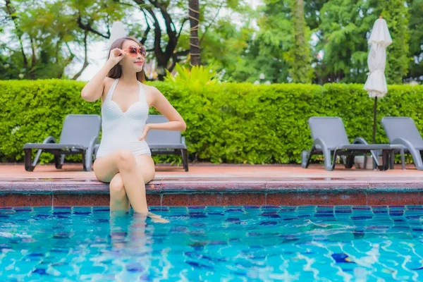 Portret Mooi Jong Aziatisch Vrouw Ontspannen Glimlach Vrijetijdsbesteding Rond Openlucht — Stockfoto