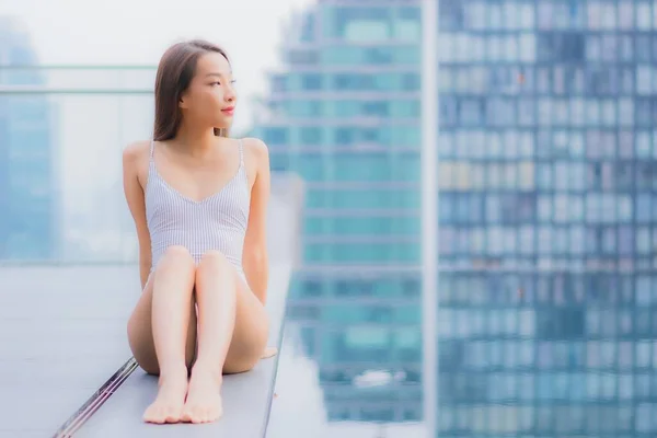 Portret Mooi Jong Aziatisch Vrouw Ontspannen Glimlach Vrijetijdsbesteding Rond Openlucht — Stockfoto