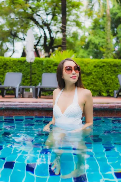 Retrato Bonito Jovem Asiático Mulher Relaxar Sorriso Lazer Redor Piscina — Fotografia de Stock