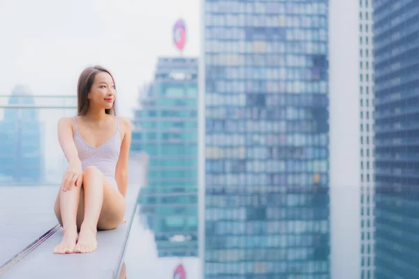 Portret Mooi Jong Aziatisch Vrouw Ontspannen Glimlach Vrijetijdsbesteding Rond Openlucht — Stockfoto