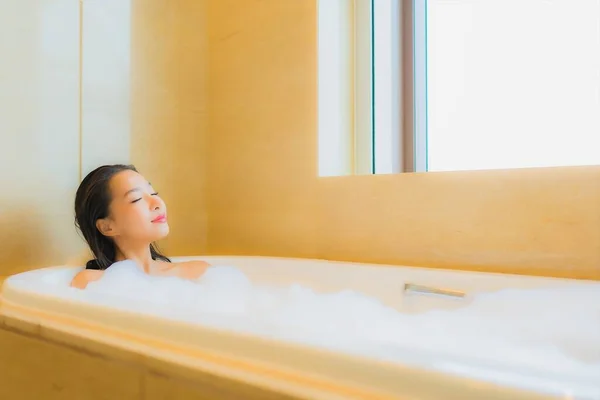 Retrato Bonito Jovem Asiático Mulher Relaxar Sorriso Lazer Banheira Banheiro — Fotografia de Stock