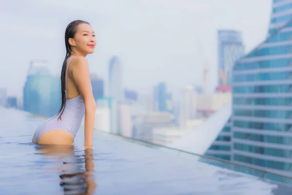 Retrato Bonito Jovem Asiático Mulher Relaxar Sorriso Lazer Redor Piscina — Fotografia de Stock