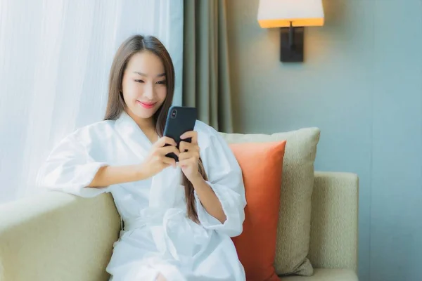 Retrato Hermosa Joven Asiática Mujer Uso Inteligente Teléfono Móvil Sofá — Foto de Stock