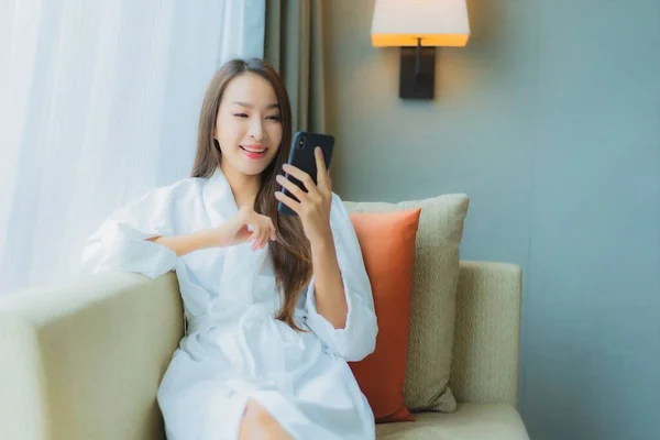 Portrét Krásná Mladá Asijská Žena Používat Chytrý Mobilní Telefon Pohovce — Stock fotografie