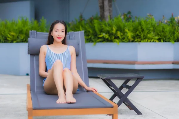 Retrato Hermosa Joven Asiática Mujer Relajarse Sonrisa Ocio Alrededor Aire —  Fotos de Stock
