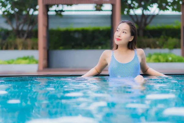 Portrait Belle Jeune Asiatique Femme Relax Sourire Loisirs Autour Piscine — Photo