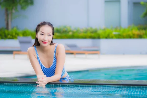 Retrato Bonito Jovem Asiático Mulher Relaxar Sorriso Lazer Redor Piscina — Fotografia de Stock