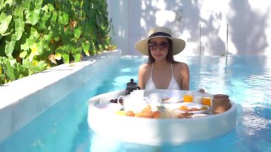 Güzel bir Asyalı kadın portresi. Mutlu bir gülümseme. Tatil için otel havuzunda rahatla.