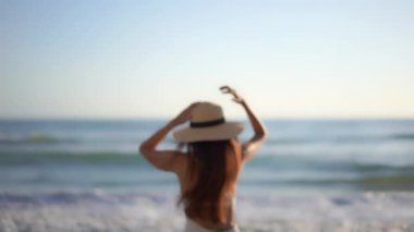 Deniz kıyısındaki güzel Asyalı kadının arka plan görüntüleri.