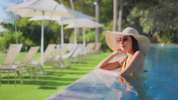 Retrato Bonito Jovem Asiático Mulher Feliz Sorriso Relaxar Piscina Livre — Vídeo de Stock