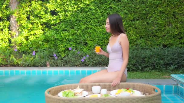 Des Images Belle Jeune Femme Asiatique Détendre Dans Piscine — Video