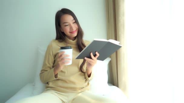 Materiał Piękną Młodą Azjatycką Kobietą Czytającą Książkę Papierową Filiżanką Kawy — Wideo stockowe