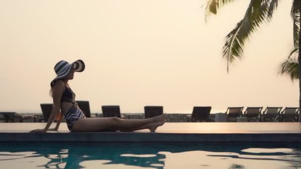 Retrato Bonito Jovem Asiático Mulher Feliz Sorriso Relaxar Piscina Livre — Vídeo de Stock