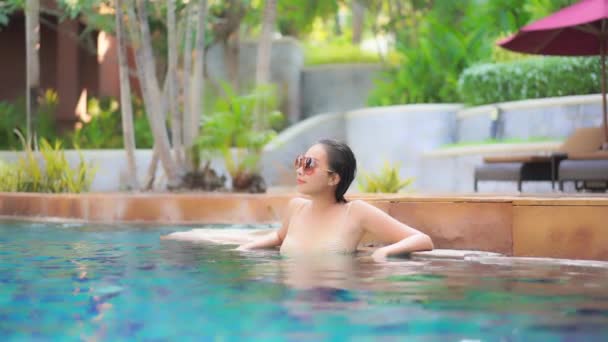 Retrato Bonito Jovem Asiático Mulher Feliz Sorriso Relaxar Piscina Livre — Vídeo de Stock