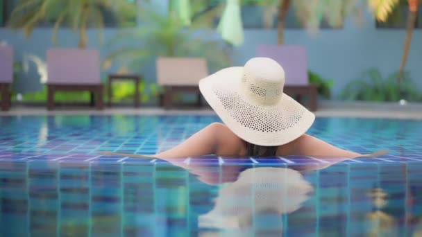 Filmaufnahmen Der Schönen Asiatischen Jungen Frau Beim Entspannen Pool — Stockvideo