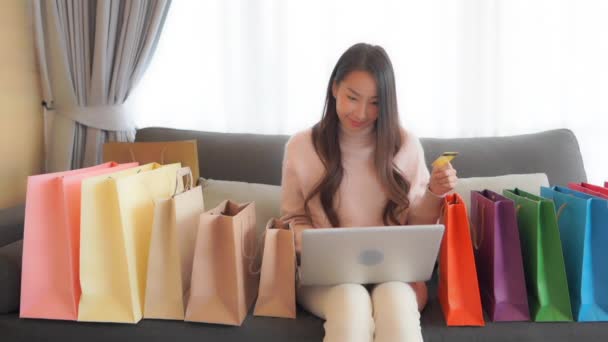 Záběry Krásné Mladé Asijské Ženy Dělat Nakupování Notebookem Zatímco Sedí — Stock video