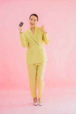 Renkli kredi kartıyla güzel Asyalı iş kadını portresi