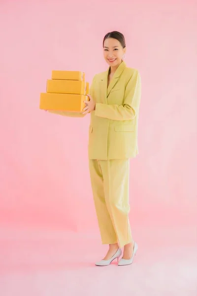 亚洲年轻貌美的女性形象 背景为彩色的邮件箱 — 图库照片