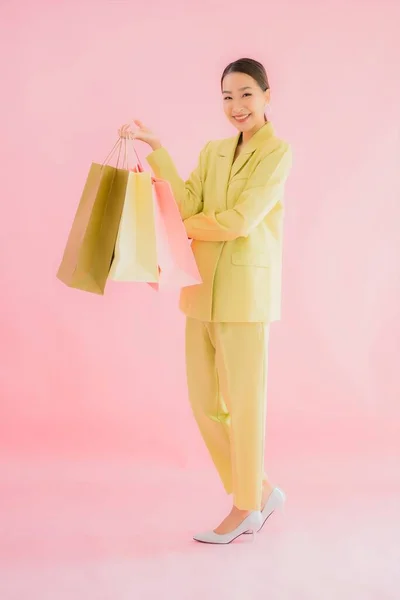 Retrato Hermosa Joven Mujer Negocios Asiática Con Bolsa Compras Color — Foto de Stock