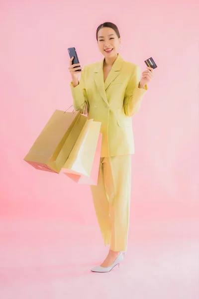 Ritratto Bella Giovane Donna Affari Asiatica Con Shopping Bag Sfondo — Foto Stock