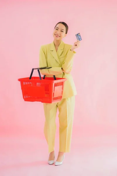 Retrato Bela Jovem Mulher Asiática Com Mercearia Cesta Supermercado Fundo — Fotografia de Stock