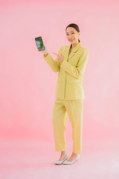 Porträtt Vackra Unga Asiatiska Affärskvinna Använda Smart Mobiltelefon Med Kaffekopp — Stockfoto