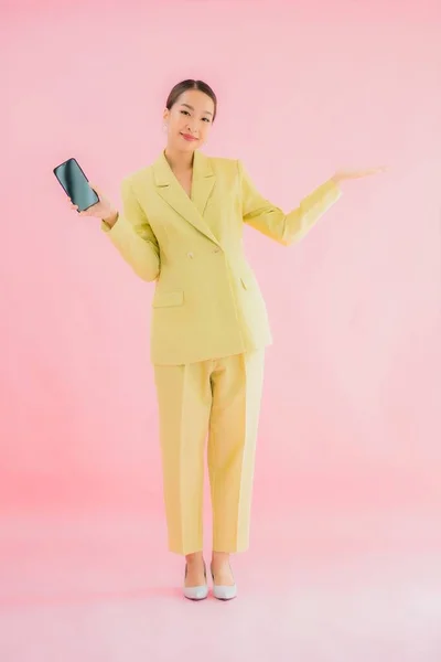 Retrato Hermosa Joven Asiática Mujer Negocios Uso Inteligente Teléfono Móvil — Foto de Stock