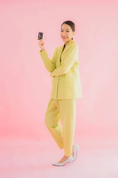 Portret Mooie Jonge Aziatische Zakenvrouw Met Credit Card Kleur Achtergrond — Stockfoto