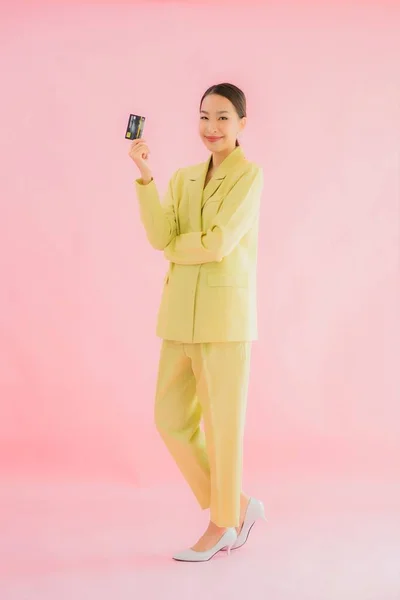 Retrato Hermosa Joven Asiática Mujer Negocios Con Tarjeta Crédito Color — Foto de Stock