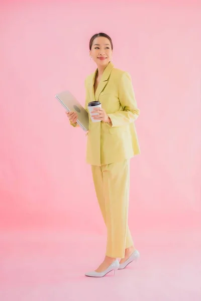 Portrait Belle Jeune Femme Affaires Asiatique Utiliser Ordinateur Portable Sur — Photo