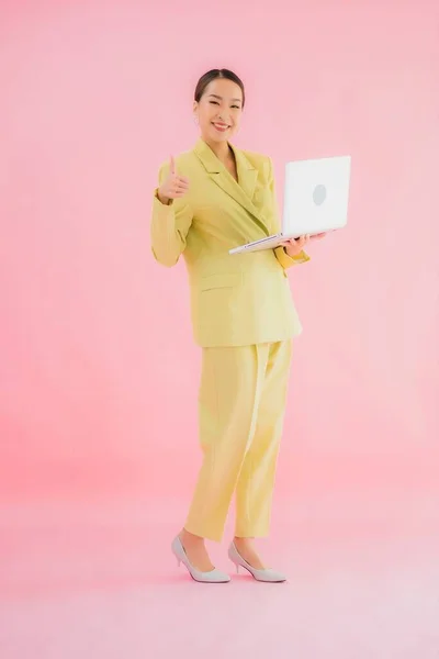 Portré Gyönyörű Fiatal Ázsiai Üzleti Használja Számítógép Laptop Színes Háttér — Stock Fotó