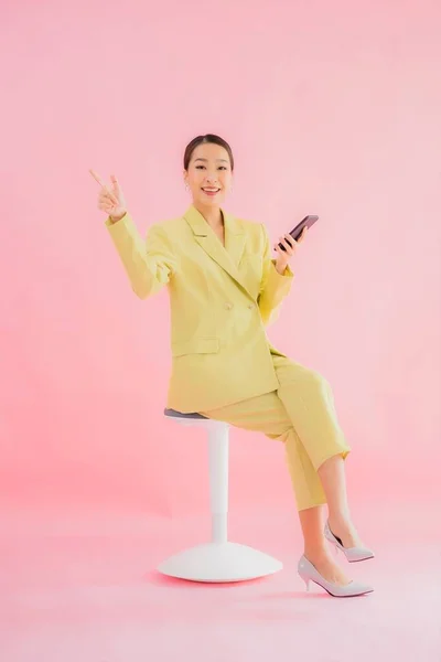 Portret Mooie Jonge Aziatische Zakenvrouw Gebruik Slimme Mobiele Telefoon Met — Stockfoto