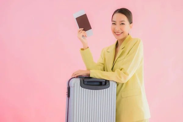 Retrato Hermosa Joven Mujer Negocios Asiática Con Bolsa Equipaje Pasaporte — Foto de Stock